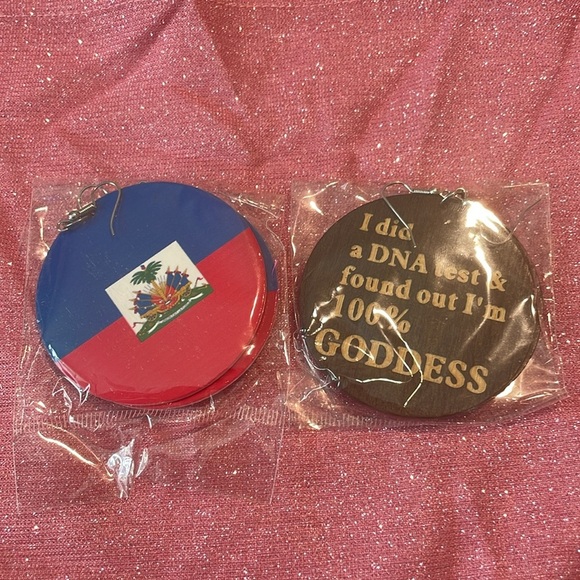 Empowering and beautifully crafted earrings - Picture 4 of 4